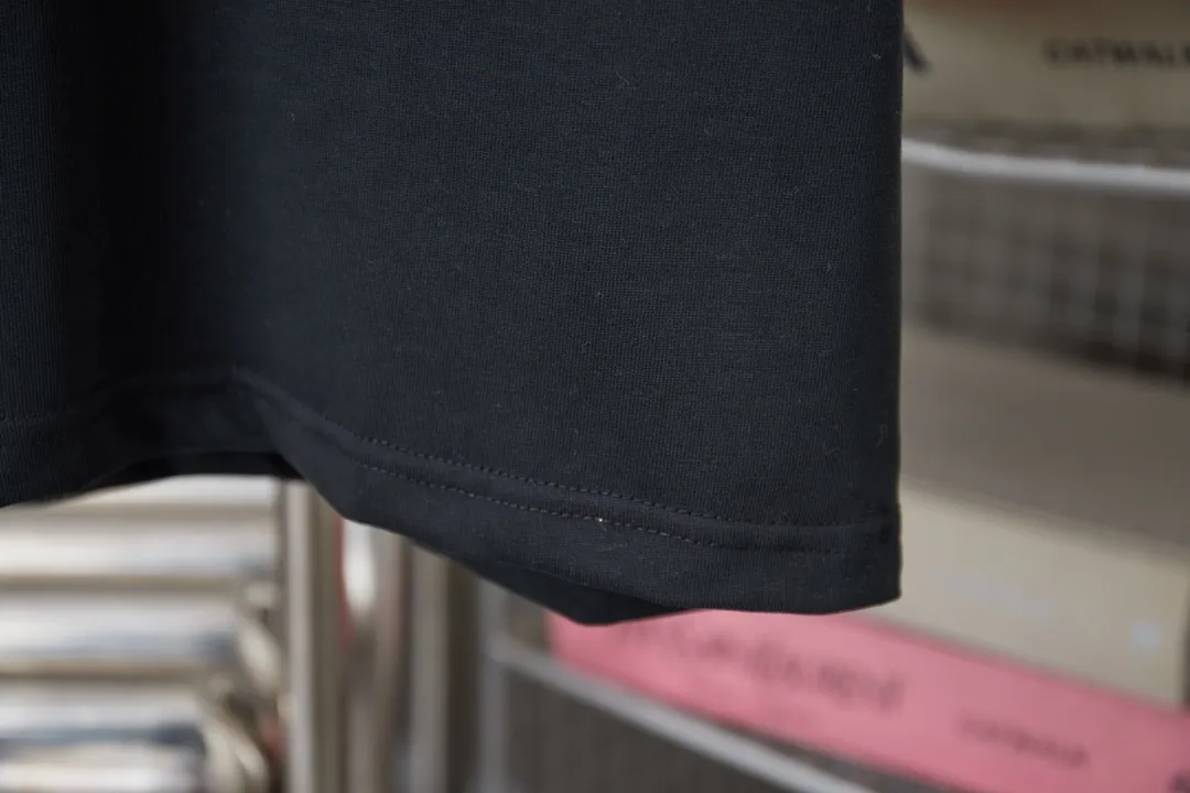 🅿️200 1V 25SS early spring new style denim splicing embroidery LV short sleeves light luxury essential item for daily commuting for men and women correct version welcome to compare detailed features · 320g 100% pure cotton double yarn jersey fabric · Special thickened 32 pieces of double-strand 1X1 thread in the same vat custom dyeing · Denim cutting and splicing ➕Various embroidery craft letters · Double needle stitching across seams · Original main mark, washed tag, brand moisture-proof paper packaging Color: black/white Size: S/M/L/XL